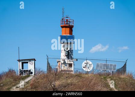 Un phare entretenu par la Garde côtière canadienne se dresse près de l'entrée du port de Toronto pour avertir le trafic maritime du lac Ontario des dangers Banque D'Images