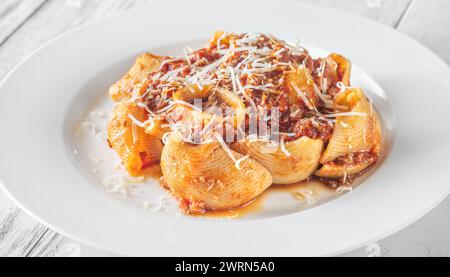 Portion de pâtes lumaconi à la sauce bolognaise Banque D'Images