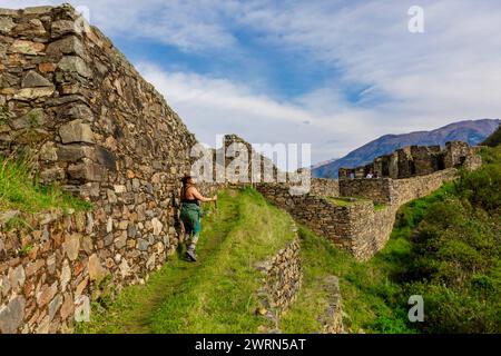 Femme randonnée Choquequirao, Pérou, Amérique du Sud Copyright : LauraxGrier 1218-1751 Banque D'Images