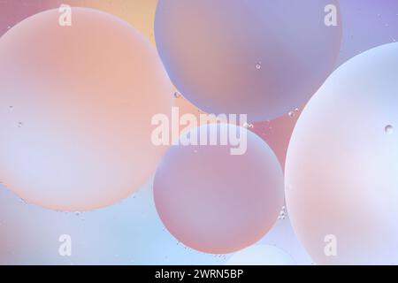Fond abstrait avec des couleurs pastel avec la surface de l'eau des cercles d'huile Banque D'Images