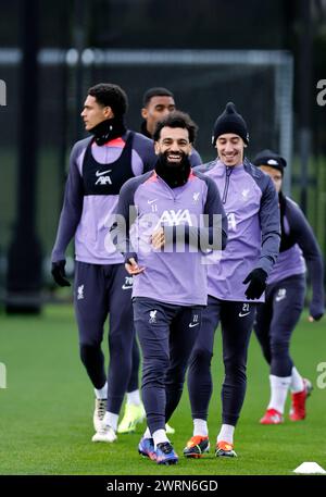 Anfield, Liverpool, Royaume-Uni. 13 mars 2024. Conférence de presse de Liverpool et entraînement avant le match de l'UEFA Europa League contre le Sparta Prague à Liverpool, en Angleterre. Mohamed Salah montre la voie aux côtés de Kostas Tsimikas et Jarell Quansah lors de la séance d'entraînement d'aujourd'hui au centre d'entraînement AXA de Liverpool à Kirkby, avant le match de demain du Groupe Europa League des 16 contre Sparta Prague Credit : action plus Sports/Alamy Live News Banque D'Images