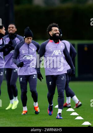 Anfield, Liverpool, Royaume-Uni. 13 mars 2024. Conférence de presse de Liverpool et entraînement avant le match de l'UEFA Europa League contre le Sparta Prague à Liverpool, en Angleterre. Mohamed Salah montre la voie aux côtés de Kostas Tsimikas lors de la séance d'entraînement d'aujourd'hui au centre d'entraînement AXA de Liverpool à Kirkby, avant le match de demain du Groupe Europa League des 16 contre Sparta Prague Credit : action plus Sports/Alamy Live News Banque D'Images