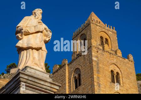 Statue de l'évêque et tour, cathédrale de Cefalu, basilique catholique romaine, style architectural normand, site du patrimoine mondial de l'UNESCO, province de Palerme, Banque D'Images