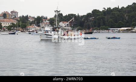 Rovinj, Croatie - 15 octobre 2014 : le navire de pêche Mramorka Pula entre dans le port en Istrie. Banque D'Images