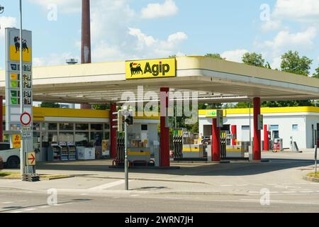 Grafenau, Allemagne - 9 juin 2023 : une station-service Agip bien éclairée est capturée par une journée ensoleillée, sans clients présents, présentant les pompes à carburant et le Banque D'Images