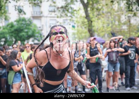 Buenos Aires, Argentine ; 8 mars 2024 : une jeune femme criant des slogans féministes regardant la caméra pendant une marche pendant la grève internationale des femmes. Banque D'Images