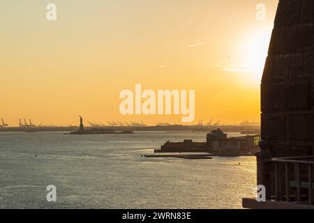 Vue depuis le pont de Brooklyn dans la lumière de l'après-midi avec Statue de la liberté. Banque D'Images