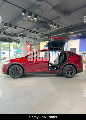 Véhicule électrique Ultra Red Tesla modèle X Falcon Wing en Studio, durabilité environnementale, concept de développement des énergies alternatives, Elon Musk compan Banque D'Images