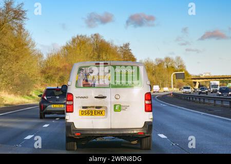 Swindon, Angleterre, Royaume-Uni - 10 janvier 2024 : vue arrière d'une fourgonnette louée appartenant à l'entreprise de location Europcar Banque D'Images