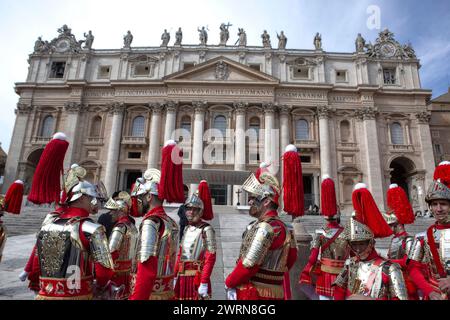 Cité du Vatican, Vatican, 13 mars 2024. Les membres de la 'Compañía Romana del Santísimo Cristo del Sepolcro de Bolaños', de Ciudad Real, Espagne, assistent à l'audience hebdomadaire générale du pape François en préparation Place Pierre au Vatican. Maria Grazia Picciarella/Alamy Live News Banque D'Images