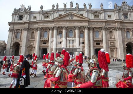 Cité du Vatican, Vatican, 13 mars 2024. Les membres de la 'Compañía Romana del Santísimo Cristo del Sepolcro de Bolaños', de Ciudad Real, Espagne, assistent à l'audience hebdomadaire générale du pape François en préparation Place Pierre au Vatican. Maria Grazia Picciarella/Alamy Live News Banque D'Images