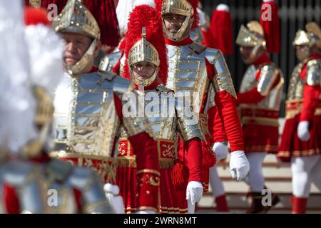 Cité du Vatican, Vatican, 13 mars 2024. Les membres de la 'Compañía Romana del Santísimo Cristo del Sepolcro de Bolaños', de Ciudad Real, Espagne, assistent à l'audience hebdomadaire générale du pape François en préparation Place Pierre au Vatican. Maria Grazia Picciarella/Alamy Live News Banque D'Images