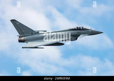 Radom, Pologne - 25 août 2023 : avion de chasse Eurofighter Typhoon de la Royal Air Force volant. Aviation et avions militaires. Banque D'Images