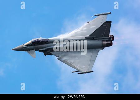 Radom, Pologne - 25 août 2023 : avion de chasse Eurofighter Typhoon de la Royal Air Force volant. Aviation et avions militaires. Banque D'Images