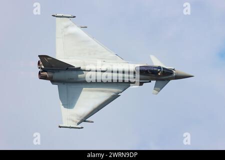 Radom, Pologne - 25 août 2023 : avion de chasse Eurofighter Typhoon de la Royal Air Force volant. Aviation et avions militaires. Banque D'Images