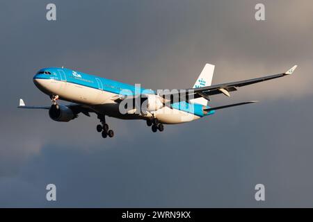 Amsterdam, pays-Bas - 14 août 2014 : avion passager KLM à l'aéroport. Planifier un vol. Aviation et aéronefs. Transport aérien. International Banque D'Images