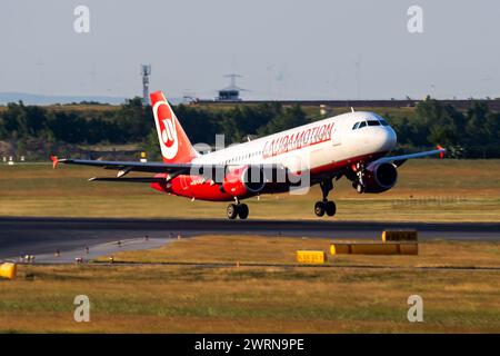 Vienne, Autriche - 13 mai 2018 : départ et décollage de l'avion de passagers Laudamotion Airbus A320 OE-LOC à l'aéroport de Vienne Banque D'Images