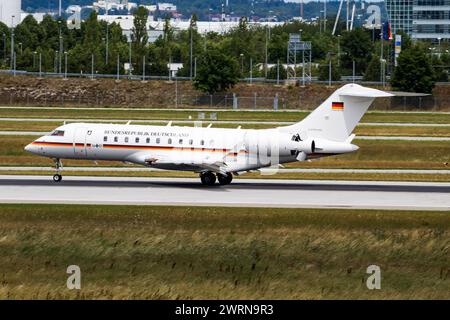 Munich / Allemagne - 11 juillet 2017 : Force aérienne allemande Luftwaffe Embraer Bombardier Global 5000 (BD-700-1A11) 1401 avion de passagers arrivée et atterrissage à Banque D'Images