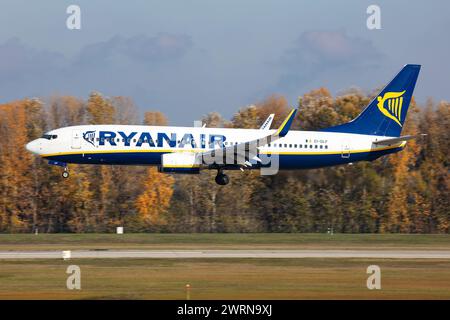 Budapest / Hongrie - 11 novembre 2019 : arrivée et atterrissage d'un Boeing 737-800 EI-DLF de Ryanair à l'aéroport de Budapest Banque D'Images