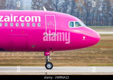 Budapest, Hongrie - 17 novembre 2015 : avion de passagers Wizz Air à l'aéroport. Planifiez un vol. Aviation et aéronefs. Transport aérien. Global inter Banque D'Images