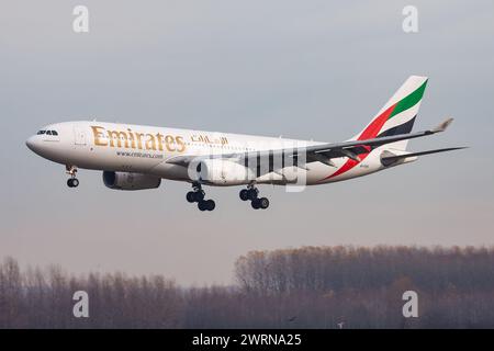 Budapest, Hongrie - 17 novembre 2015 : avion de passagers Emirates à l'aéroport. Planifiez un vol. Aviation et aéronefs. Transport aérien. Global inter Banque D'Images