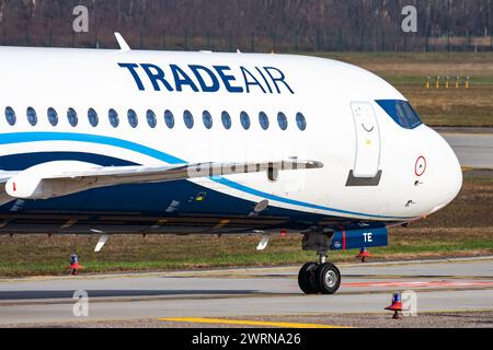 Budapest, Hongrie - 17 novembre 2015 : avion de passagers Trade Air à l'aéroport. Planifiez un vol. Aviation et aéronefs. Transport aérien. INT. Globale Banque D'Images