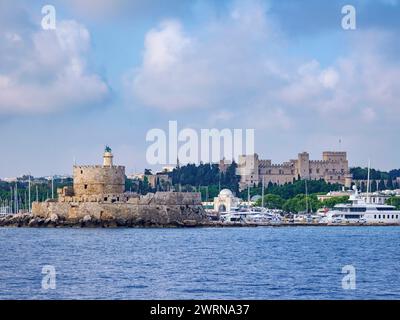 Vue vers la forteresse Saint Nicolas et le Palais du Grand Maître des Chevaliers de Rhodes, site du patrimoine mondial de l'UNESCO, Rhodes City, Rhodes Isla Banque D'Images