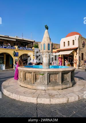 Fontaine à Hippocrate Square, vieille ville médiévale, Rhodes City, Rhodes Island, Dodécanèse, îles grecques, Grèce, Europe Copyright : KarolxKozlowski 12 Banque D'Images