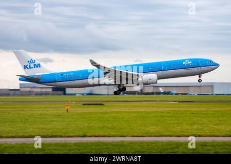 Amsterdam, pays-Bas - 16 août 2014: KLM avion passager à l'aéroport. Planifier un vol. Aviation et aéronefs. Transport aérien. International Banque D'Images