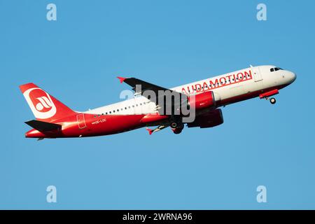 Vienne, Autriche - 13 mai 2018 : départ et décollage de l'avion de passagers Laudamotion Airbus A320 OE-LOC à l'aéroport de Vienne Banque D'Images