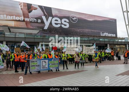 Streik der Flugbegleiter Gewerkschaft UFO am Flughafen München Demonstrationszug und Kundgebung der UFO Gewerkschaftsmitglieder im Munic Airport Center MAC zwischen den beiden Terminals am Flughafen MUC. Die Gewerkschaft des Kabinenpersonals streikt am 13.03.2024 AM Münchener Franz-Josef-Strauß Flughafen von 4 Uhr bis 23 Uhr BEI den Fluggesellschaft Lufthansa und Lufthansa CityLine. OVNI Fordert im Kern 15 Prozent mehr Gehalt und einen Tarifvertrag, der rückwirkend für 18 Monate gelten soll. Flughafen München Bayern Deutschland *** grève par les agents de bord union UFO à l'aéroport de Munich DEM Banque D'Images