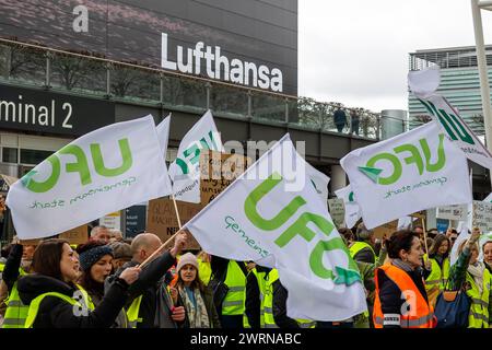 Streik der Flugbegleiter Gewerkschaft UFO am Flughafen München Demonstrationszug und Kundgebung der UFO Gewerkschaftsmitglieder im Munic Airport Center MAC zwischen den beiden Terminals am Flughafen MUC. Die Gewerkschaft des Kabinenpersonals streikt am 13.03.2024 AM Münchener Franz-Josef-Strauß Flughafen von 4 Uhr bis 23 Uhr BEI den Fluggesellschaft Lufthansa und Lufthansa CityLine. OVNI Fordert im Kern 15 Prozent mehr Gehalt und einen Tarifvertrag, der rückwirkend für 18 Monate gelten soll. Flughafen München Bayern Deutschland *** grève par les agents de bord union UFO à l'aéroport de Munich DEM Banque D'Images