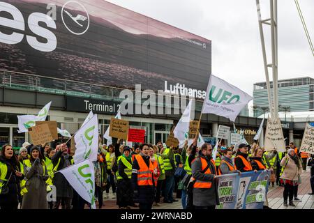 Streik der Flugbegleiter Gewerkschaft UFO am Flughafen München Demonstrationszug und Kundgebung der UFO Gewerkschaftsmitglieder im Munic Airport Center MAC zwischen den beiden Terminals am Flughafen MUC. Die Gewerkschaft des Kabinenpersonals streikt am 13.03.2024 AM Münchener Franz-Josef-Strauß Flughafen von 4 Uhr bis 23 Uhr BEI den Fluggesellschaft Lufthansa und Lufthansa CityLine. OVNI Fordert im Kern 15 Prozent mehr Gehalt und einen Tarifvertrag, der rückwirkend für 18 Monate gelten soll. Flughafen München Bayern Deutschland *** grève par les agents de bord union UFO à l'aéroport de Munich DEM Banque D'Images