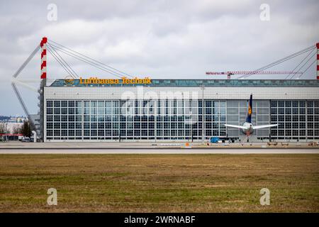 Streik der Flugbegleiter Gewerkschaft UFO am Flughafen München Während des Streiks des Kabinenpersonals warten die Kollegen der Lufthansa Technik einen Airbus A380. Die Mitarbeiter der Lufthansa Technik streikten bereits mehrmals gemeinsam mit dem Lufthansa BodenPersonal für eine Erneuerung des Tarifvertrags mit bessere Bedingungen für die verdi Gewerkschaftsmitglieder. Flughafen München Bayern Deutschland *** grève du syndicat des agents de bord UFO à l'aéroport de Munich pendant la grève du personnel de cabine, les collègues de Lufthansa Technik maintiennent un Airbus A380 les employés de Lufthansa Technik ont déjà St Banque D'Images