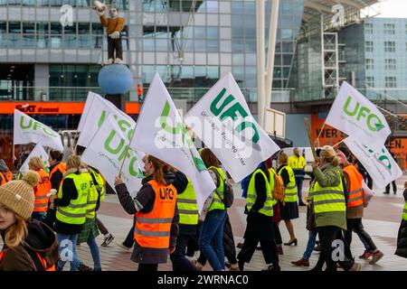 Streik der Flugbegleiter Gewerkschaft UFO am Flughafen München Demonstrationszug und Kundgebung der UFO Gewerkschaftsmitglieder im Munic Airport Center MAC zwischen den beiden Terminals am Flughafen MUC. Die Gewerkschaft des Kabinenpersonals streikt am 13.03.2024 AM Münchener Franz-Josef-Strauß Flughafen von 4 Uhr bis 23 Uhr BEI den Fluggesellschaft Lufthansa und Lufthansa CityLine. OVNI Fordert im Kern 15 Prozent mehr Gehalt und einen Tarifvertrag, der rückwirkend für 18 Monate gelten soll. Flughafen München Bayern Deutschland *** grève par les agents de bord union UFO à l'aéroport de Munich DEM Banque D'Images