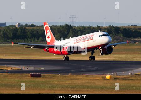 Vienne, Autriche - 13 mai 2018 : départ et décollage de l'avion de passagers Laudamotion Airbus A320 OE-LOC à l'aéroport de Vienne Banque D'Images