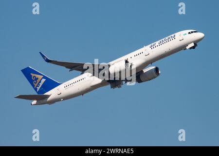 Hong Kong / Chine - 1er décembre 2013 : départ et décollage de l'avion de passagers Air Astana Boeing 757-200 P4-FAS à l'aéroport Chek Lap Kok de Hong Kong Banque D'Images