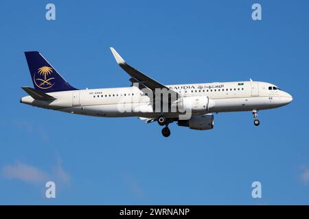 Istanbul / Turquie - 29 mars 2019 : Saudia Airbus A320 HZ-AS84 avion du passager à l'atterrissage à l'aéroport Ataturk d'Istanbul Banque D'Images