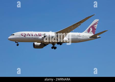 Budapest, Hongrie - 20 août 2021 : Qatar Airways Boeing 787-8 Dreamliner avion de passagers à l'aéroport. Aviation et aéronefs. Transport aérien et voyages Banque D'Images