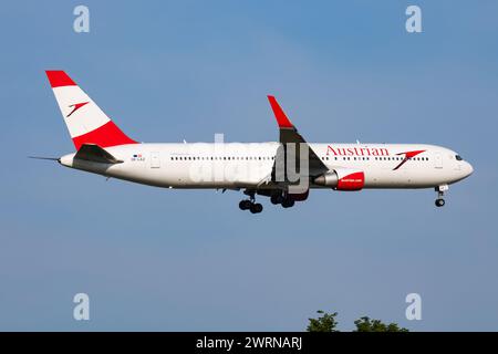 Vienne, Autriche - 20 mai 2018 : arrivée et atterrissage d'un Boeing 767-300 OE-LAZ d'Austrian Airlines à l'aéroport de Vienne Banque D'Images