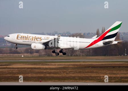 Budapest, Hongrie - 17 novembre 2015 : avion de passagers Emirates à l'aéroport. Planifiez un vol. Aviation et aéronefs. Transport aérien. Global inter Banque D'Images