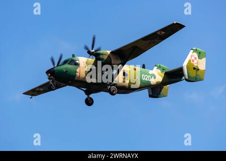 Radom, Pologne - 26 août 2023 : vol de l'avion de transport PZL M28 Bryza de l'armée de l'air polonaise. Aviation et avions militaires. Banque D'Images