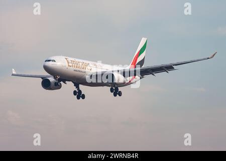 Budapest, Hongrie - 17 novembre 2015 : avion de passagers Emirates à l'aéroport. Planifiez un vol. Aviation et aéronefs. Transport aérien. Global inter Banque D'Images