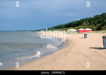 Longue plage de sable vide sur la mer Baltique dans la banlieue de Riga à Jurmala en journée couverte en basse saison Banque D'Images