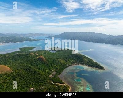 Eau de mer turquoise autour de l'île avec des mangroves. Lajala, Coron. Palawan. Philippines. Banque D'Images