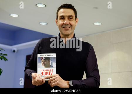 Roma, Italie. 13 mars 2024. Roberto Vannacci, generale dell'esercito sospeso per le sue affermazioni, presenta il libro il Coraggio Vince con la presentazione di Francesco Storace - Roma, Italia - Mercoledì, 13 Marzo 2024 (foto Cecilia Fabiano/LaPresse) Roberto Vannacci, général d'armée suspendu pour ses déclarations, présente le livre il Coraggio Vince avec la présentation de Francesco Storace - politique - Rome, Italie - mercredi 13 mars 2024 (photo Cecilia Fabiano/LaPresse) crédit : LaPresse/Alamy Live News Banque D'Images