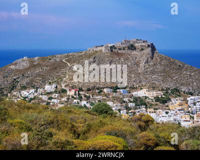 Platanos et château médiéval de Pandeli, vue surélevée, Agia Marina, île de Leros, Dodécanèse, îles grecques, Grèce, Europe Copyright : KarolxKozlowsk Banque D'Images