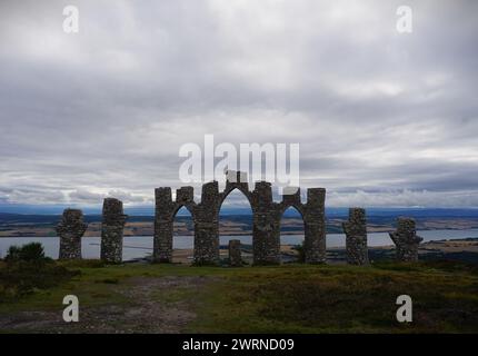 Monument de Fyrish, Écosse. Construit en 1782, il domine un paysage des Highlands écossais. Banque D'Images