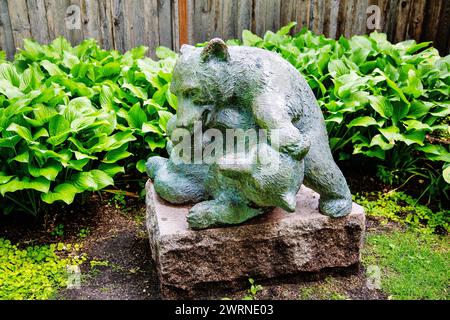 Sculpture d'ours Leo Mol dans le jardin de sculptures Leo Mol dans le parc Assiniboine, Winnipeg, Manitoba, Canada, Amérique du Nord Copyright : BarryxDavis 1358-310 Banque D'Images