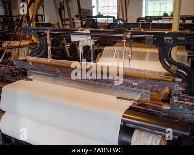 Métiers à tisser du coton dans le hangar de tissage de Quarry Bank Mill, Styal, Cheshire, Royaume-Uni Banque D'Images